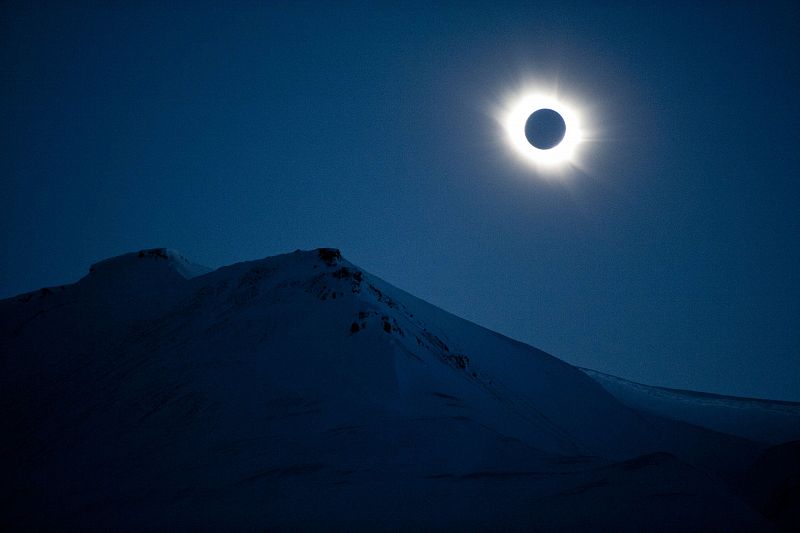 Según las condiciones meteorológicas, el eclipse parcial con el que se despide este invierno podía verse desde Europa, el norte de África, el noroeste de Asia y Oriente Medio, antes de concluir junto al Polo Norte.