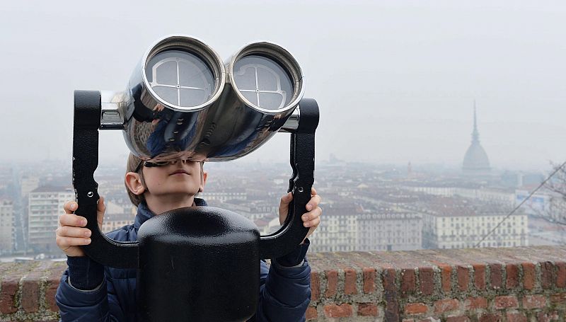 Un niño observa el eclipse solar parcial desde Turín (Italia).