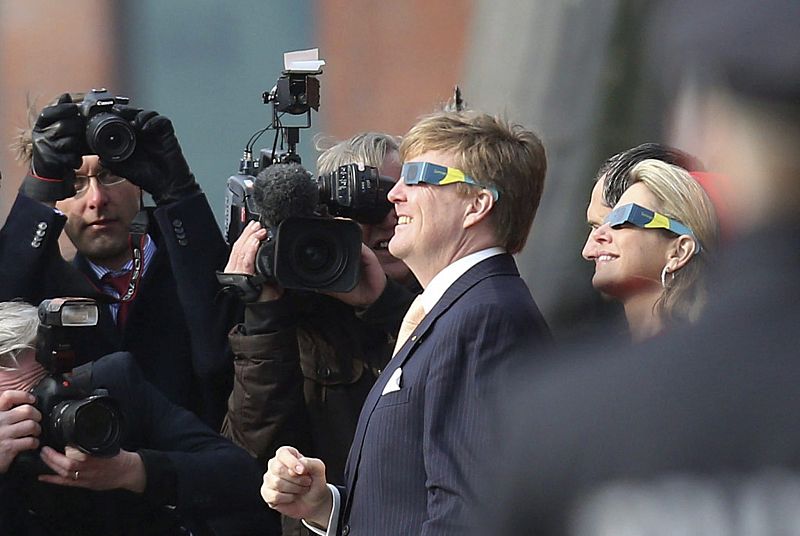 Los reyes Guillermo Alejandro y Máxima de Holanda observan el eclipse solar parcial desde Hamburgo (Alemania).