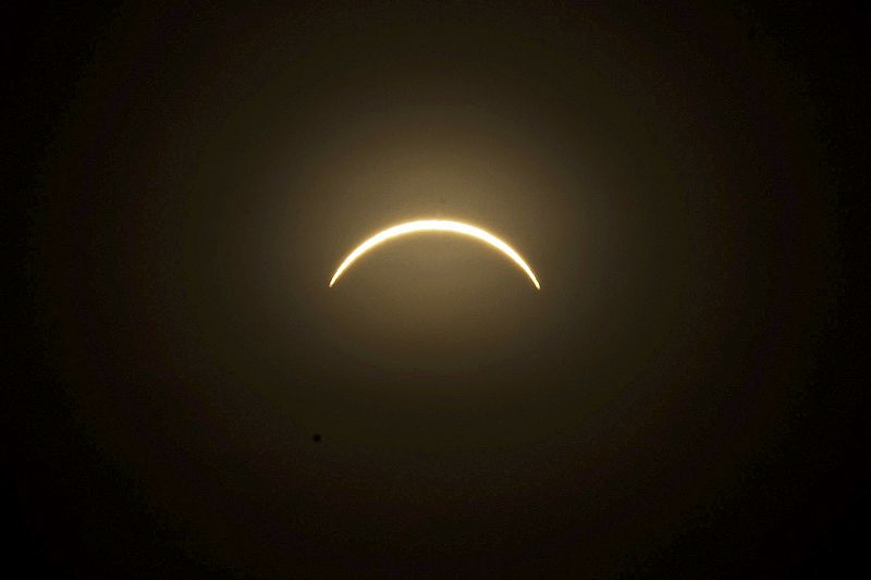 La luna se interpone ante el sol sobre el cielo de Reyjkjavik, en Islandia.