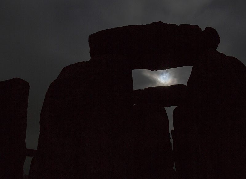 El eclipse visto a través de las piedras del monumento megalítico de Stonehenge, en Inglaterra.