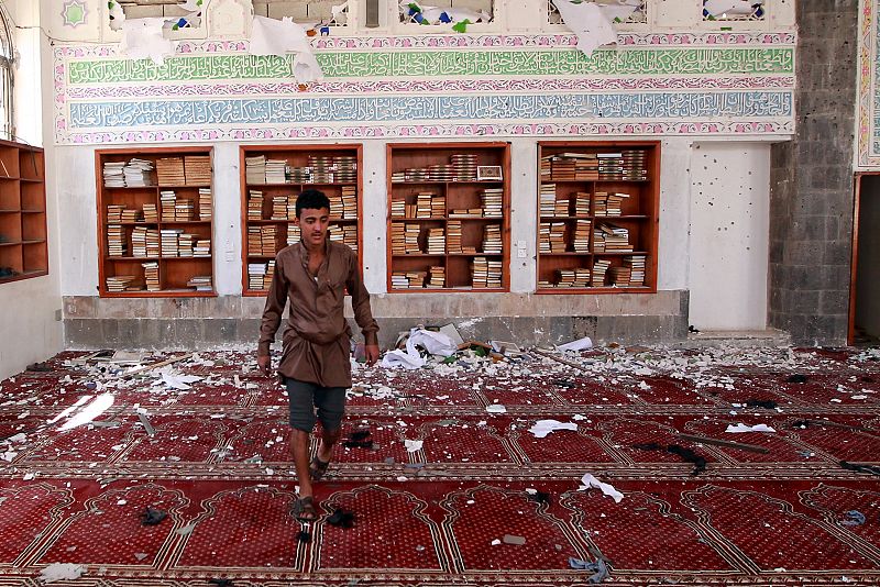 Un hombre anda entre los escombros que ha dejado el doble atentado perpetrado contra la mezquita Badr, en Saná (Yemen).