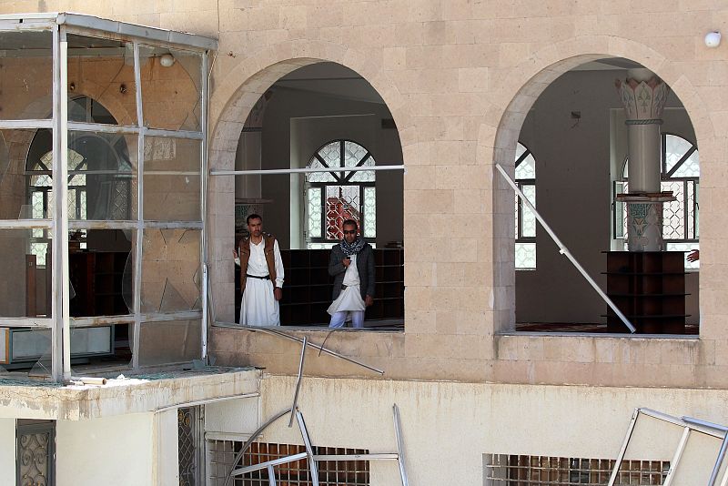 Dos hombres inspeccionan los daños tras una de las explosiones en la mezquita Badr en el sur de Saná (Yemen).