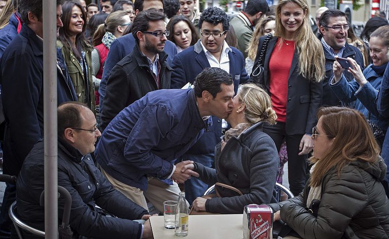 JUANMA MORENO PASEA POR SEVILLA EN EL ÚLTIMO DÍA DE LA CAMPAÑA