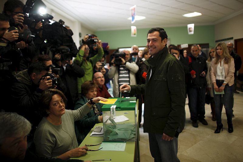 El candidato del PP andaluz, Juan Manuel Moreno deposita su voto en el colegio Sagrado Corazón de Málaga