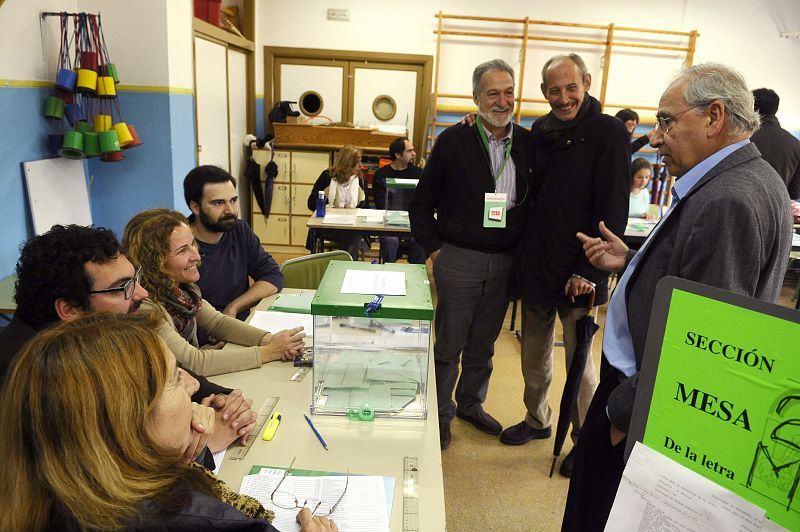 Alfonso Guerra vota en Sevilla en estas elecciones autonómicas andaluzas