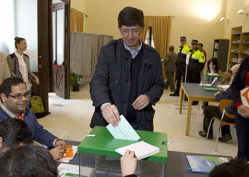 JUAN MARÍN VOTA EN SANLÚCAR DE BARRAMEDA