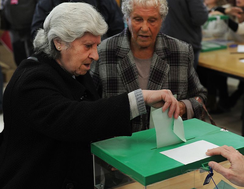 Una mujer deposita su voto en Sevilla.