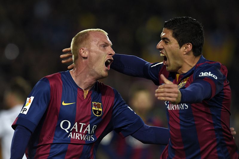 El central Jeremy Mathieu celebra junto a Luis Suárez el 1-0 marcado ante el Real Madrid.