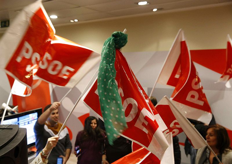 Ambiente de alegría en la sede nacional del PSOE durante el recuento de las elecciones andaluzas.