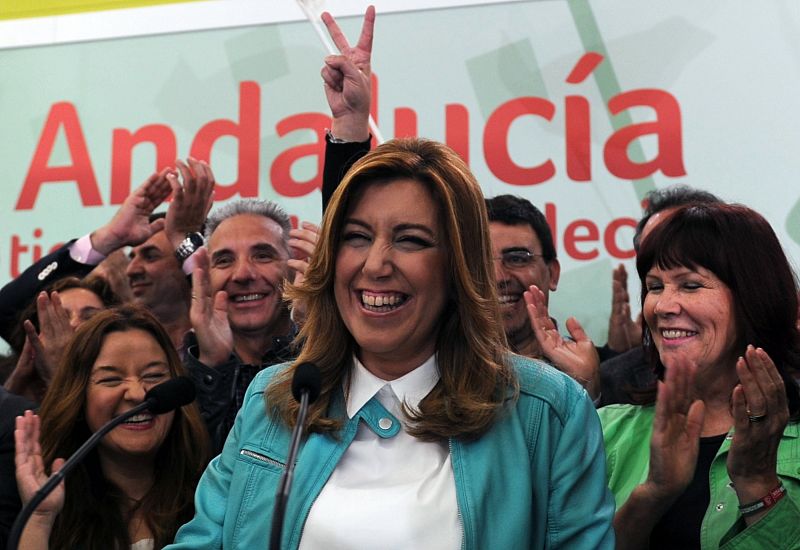 La presidenta del PSOE en Andalucía y candidata a la presidencia de la Junta, Susana Díaz, celebra su victoria después del cierre de los colegios electorales en Sevilla.