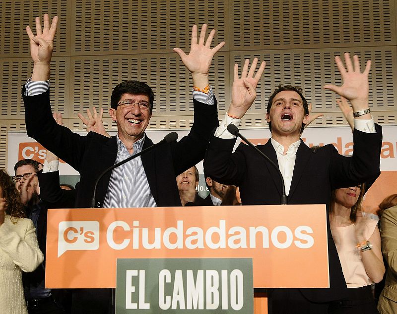 El candidato de Ciudadanos a la Presidencia de la Junta de Andalucia, Juan Marín, acompañado por el lider nacional, Albert Rivera, durante su comparecencia tras conocerse el resultado final de las elecciones andaluzas.