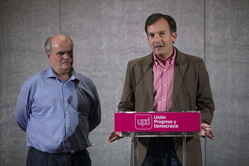 El candidato a la presidencia de la Junta de Andalucía por UPyD, Martín de la Herrán, acompañado por el número dos de su partido, Carlos Martinez, durante su intervención esta noche en Málaga, tras conocer los resultados de las elecciones autonómicas