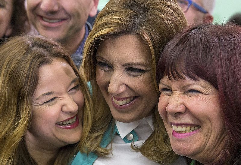 La presidenta andaluza y candidata socialista a la presidencia de la Junta, Susana Díaz, se felicita por los resultados de las elecciones andaluzas.