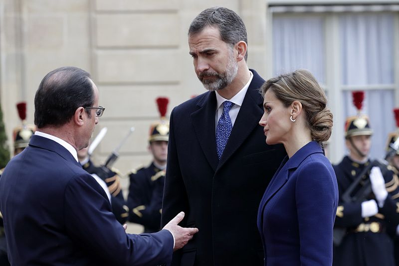 Los reyes Felipe VI y Letizia, en la foto con el presidente francés François Hollande, han suspendido la visita al país vecino por el accidente