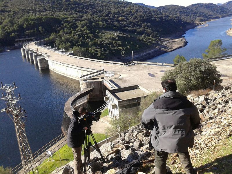 Grabando en la escarpada ladera para captar donde estaba colocada la ataguía