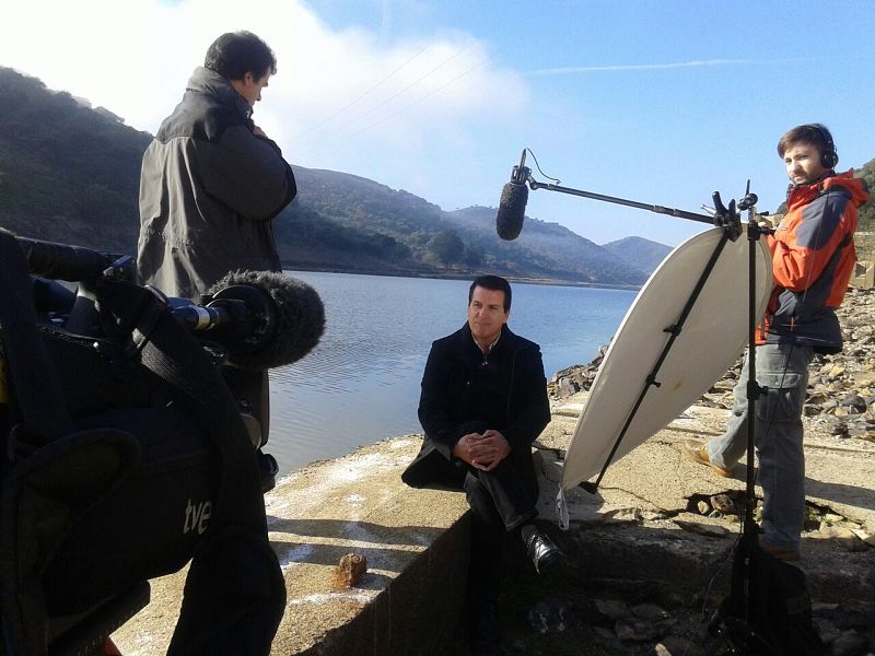 La entrevista a Antonio Marcos con el poblado al fondo