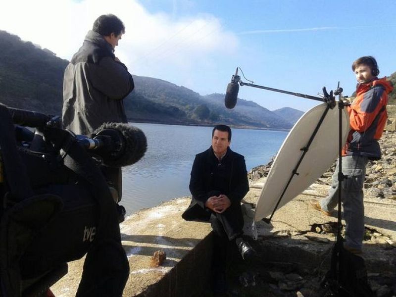 La entrevista a Antonio Marcos con el poblado al fondo