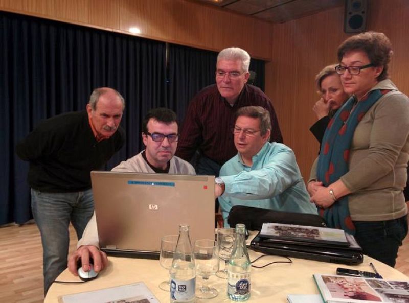 Goyo, Máximo y Fernando viendo las imágenes antiguas de TVE