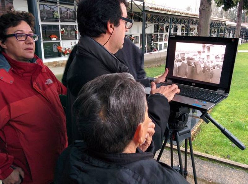 Observando las imágenes recuperadas de TVE en el cementerio de Malpartida