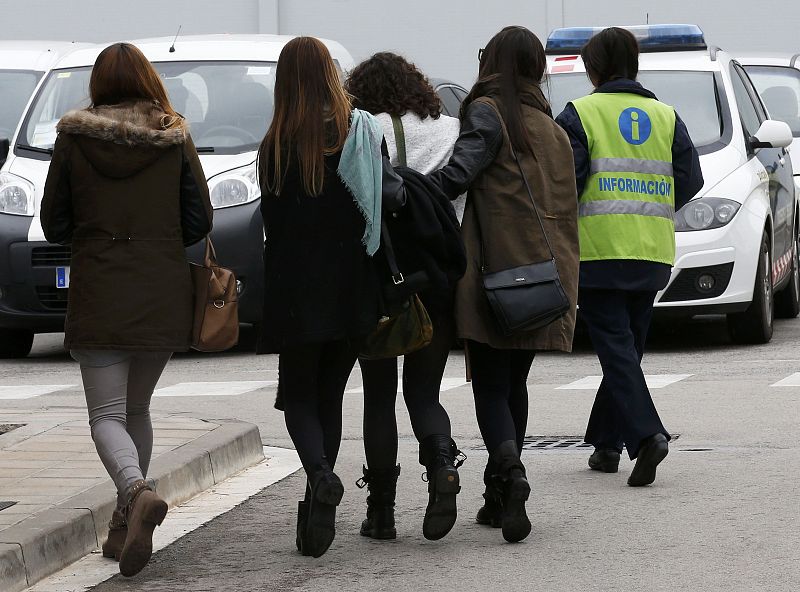 Mujeres que se dirigena la terminal T-2 del aeropuerto de El Prat para informarse acerca de los pasajeros del avión que despegó de Barcelona y se ha estrellado en los Alpes franceses.