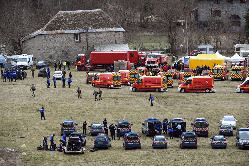 Bomberos y gendarmes también se han movilizado para trabajar en las tareas de rescate de las víctimas del accidente del vuelo Barcelona-Dusseldorf de Germanwings.