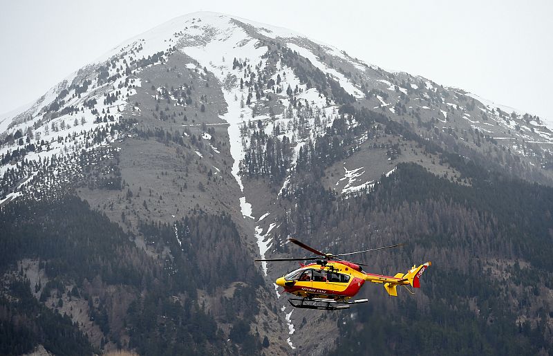 Un helicóptero de rescate sobrevuela la zona del accidente en Seyne, al sureste de Francia, cerca del lugar donde se ha estrellado el Airbus 320 de Germanwings.