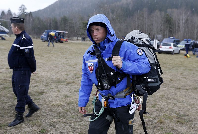 La Gendarmería cree que tardará varios días en recuperar los cuerpos del avión siniestrado en los Alpes, ya que los restos se encuentran dispersos y en un perímetro de una hectárea de muy difícil acceso.