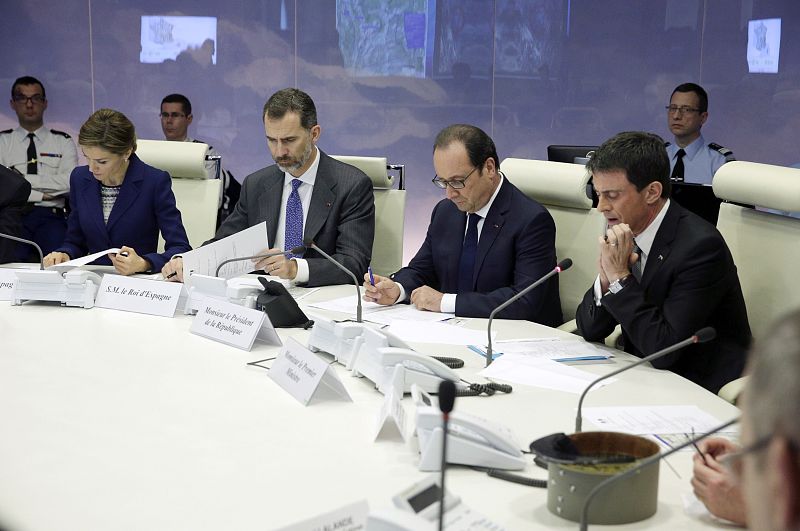 Los reyes de España, Felipe y Letizia, participando en la reunión del comité de crisis del Gobierno francés, junto al presidente Hollande y el primer ministro, Manuel Valls.