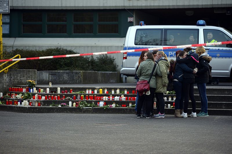 Unas chicas, junto a la entrada del instituto Joseph König, en Haltern am See (Alemania), donde estudiaban 16 alumnos que viajaban en el avión tras haber participado en un intercambio escolar en Barcelona.