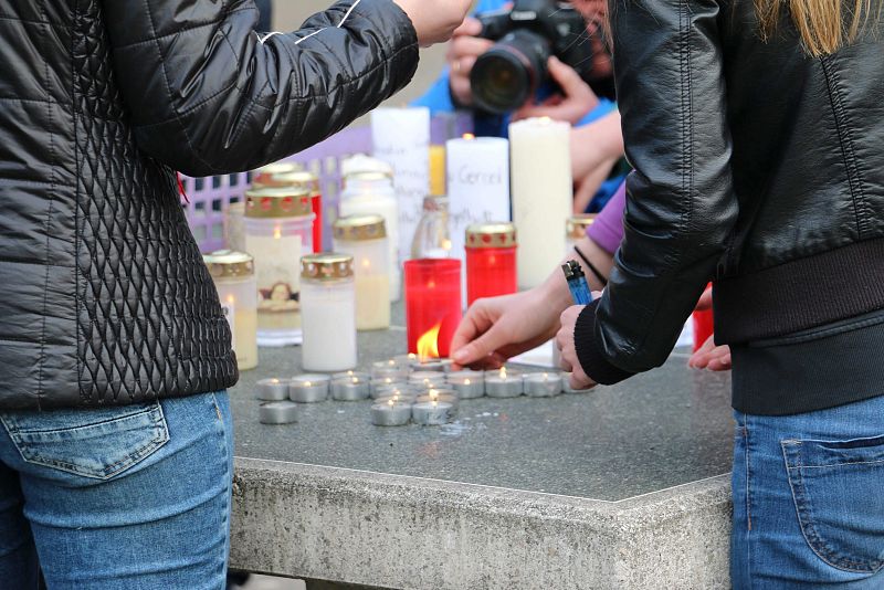 ACTO EN HOMENAJE A LOS ESTUDIANTES FALLECIDOS EN EL AVIÓN SINIESTRADO