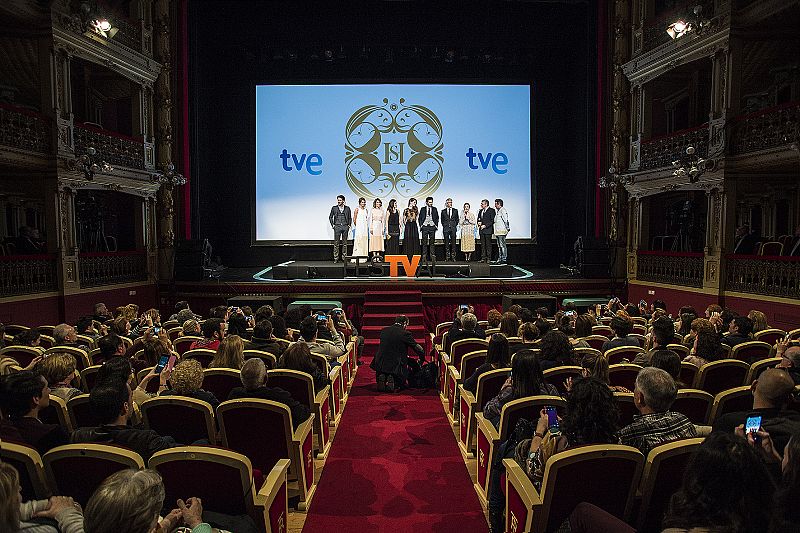 'Seis Hermanas' deslumbra en la 'alfombra naranja' del FesTVal de Murcia