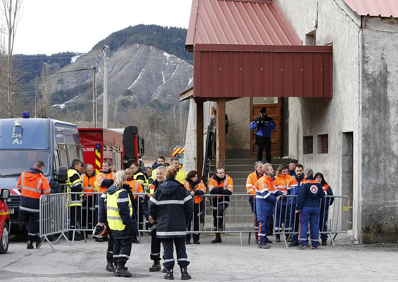 Miembros de los servicios de rescate franceses concentrados en la mañana del miércoles a las puertas de un pabellón reconvertido en capilla ardiente en Seyne les Alpes.