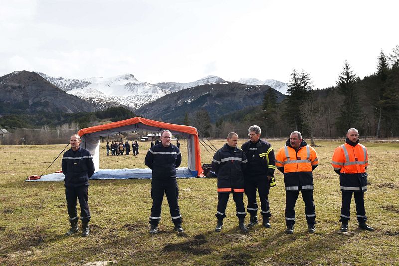 Bomberos esperando a que comience una ceremonia en Le Vernet, una explanada cercana al lugar en el que se estrelló el Airbus A320