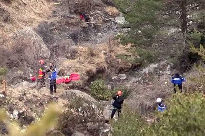 Los equipos de rescate a pie en su recorrido hacia la zona de los Alpes en la que se produjo el accidente de avión.