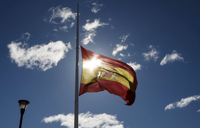 Una bandera a media asta en Madrid, en la mañana del miércoles 25 de marzo.