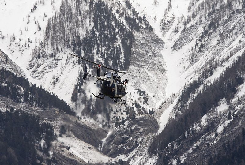 Helicópteros de la gendarmería francesa retoman la búsqueda de los cuerpos y el fuselaje del avión siniestrado en Los Alpes