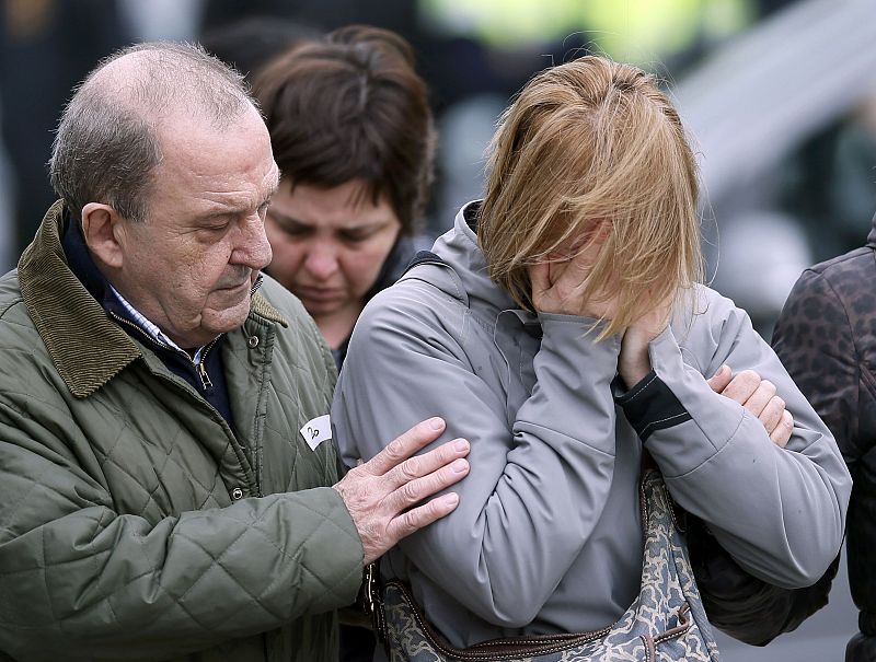 Familiares de víctimas del avión estrellado en los Alpes en el aeropuerto de El Prat