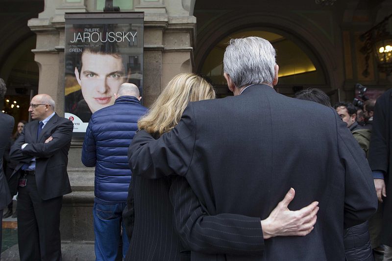 PERSONAL DEL LICEO GUARDA 2 MINUTOS DE SILENCIO POR LOS CANTANTES FALLECIDOS