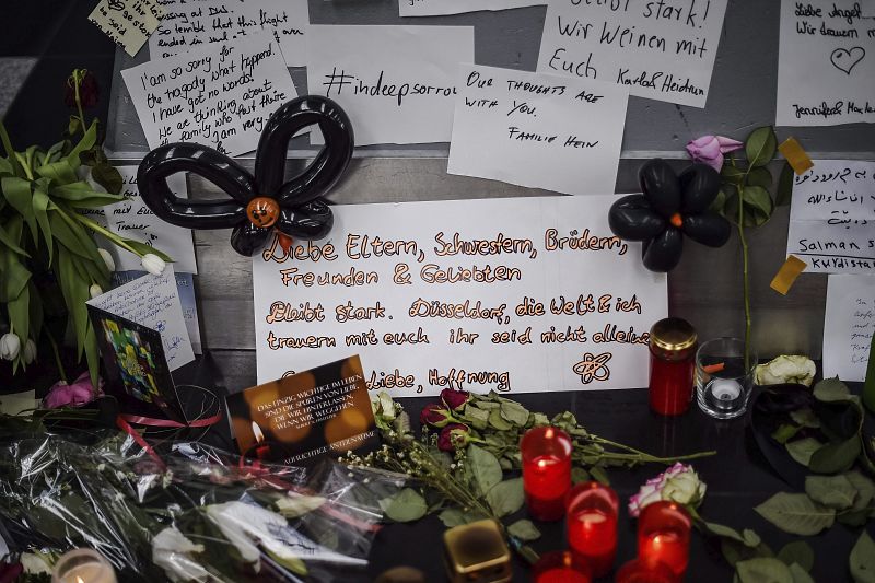 Cartas, flores y velas han sido colocados en memoria de las víctimas del vuelo de Germanwings