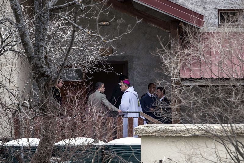 Un sacerdote se prepara para recibir a los familiares de las víctimas en la capilla