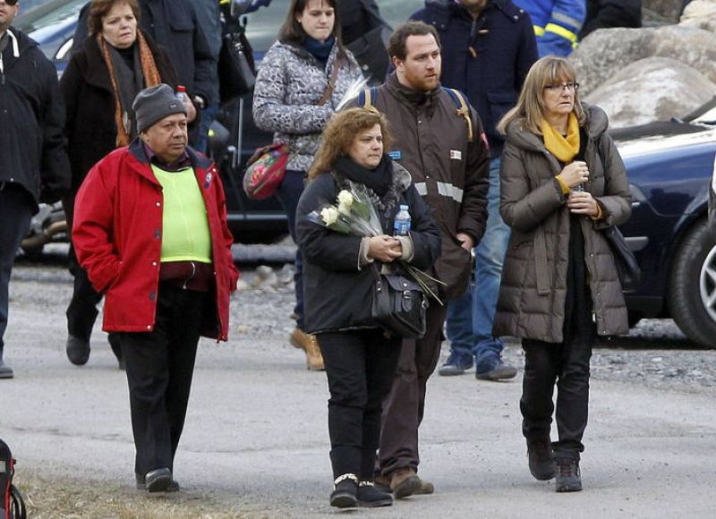 LAS FAMILIAS RECUERDAN A SUS FALLECIDOS JUNTO AL LUGAR DEL ACCIDENTE