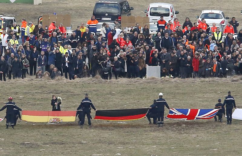 LAS FAMILIAS RECUERDAN A SUS FALLECIDOS JUNTO AL LUGAR DEL ACCIDENTE