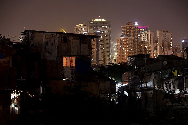 El distrito financiero de Manila (Filipinas) se suma a la 'Hora del Planeta'.