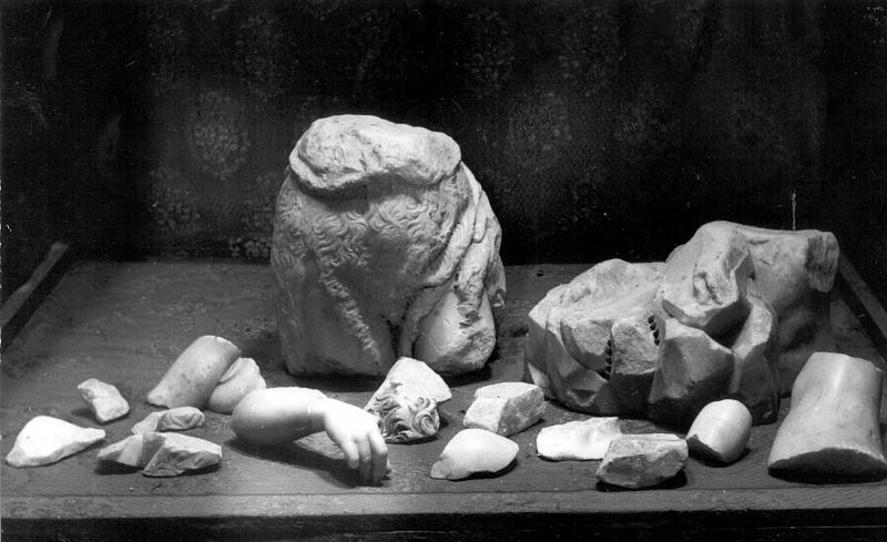 Fragmentos de la escultura "San Juan Bautista niño" en 1972