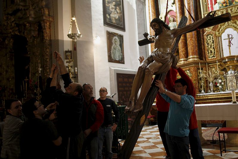 Miembros de la cofradía del Cristo de los Remedios y Nuestra Señora de las Angustias