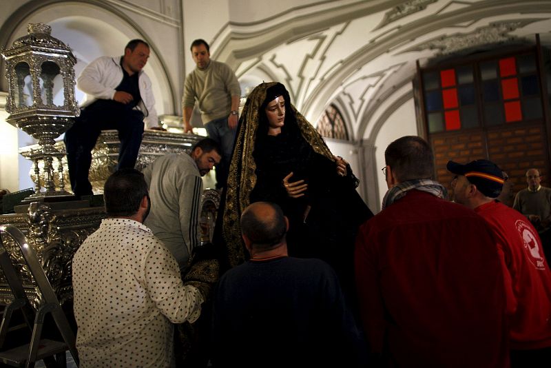 Preparan la imagen de la Virgen de las Angustias en Ronda, para la procesión del Viernes Santo