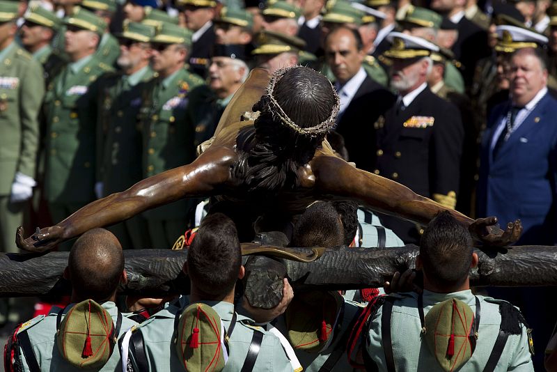 Caballeros legionarios portan la imagen del Cristo de la Buena Muerte en Málaga