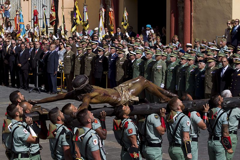 Caballeros legionarios portan la imagen del Cristo de la Buena Muerte en Málaga