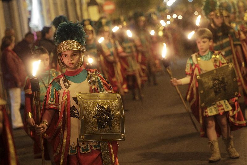 Varios niños vestidos de romanos en la procesión de las antorchas de Valencia